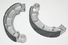 Lataa kuva Galleria-katseluun, Deluxe Rear Brake Shoe Set